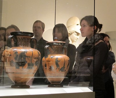 Bild von antiken Vasen und Schülern
